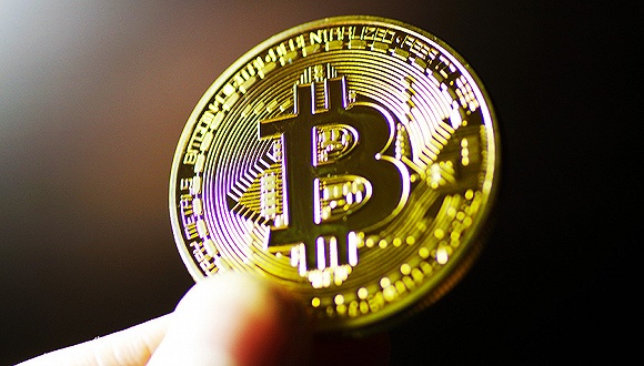 比特币期货周五跌超13%